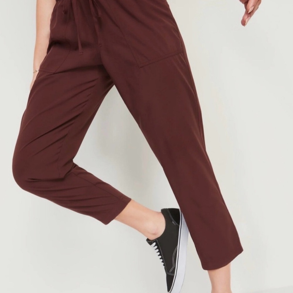 Old Navy Women's Burgundy Capris- stretch tech hiking pants